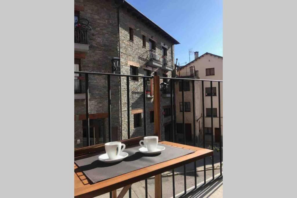 Puigcerda Centro. Acogedor Apartament En El Pueblo Exterior photo